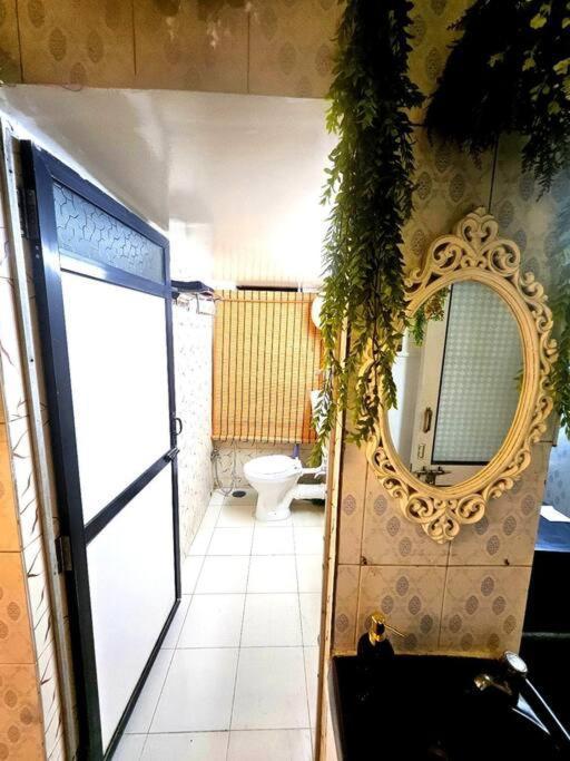The Pali Nook, Cozy Bandra Escape Apartament *