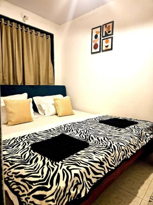 The Pali Nook, Cozy Bandra Escape * Bombaj